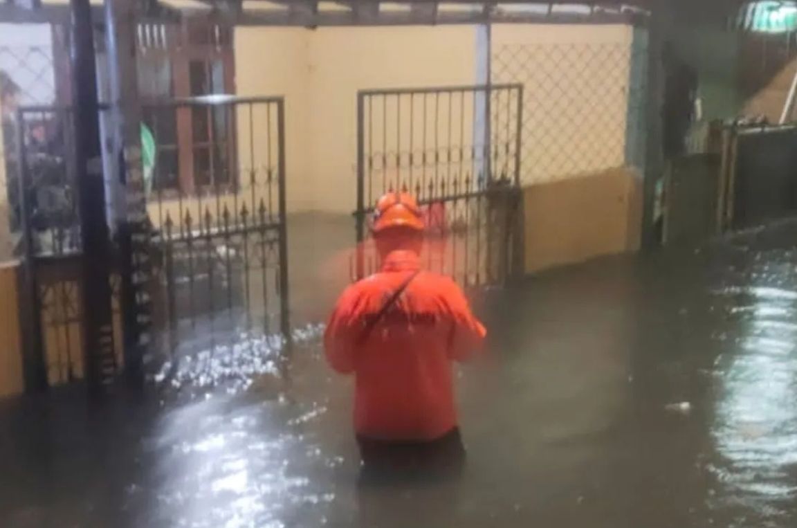 Banjir Genangi Sejumlah Wilayah Jakarta Barat, Ketinggian Air Capai Bodi Mobil